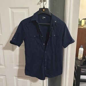 Blue snap button, button down short sleeve collared men’s shirt. Medium
